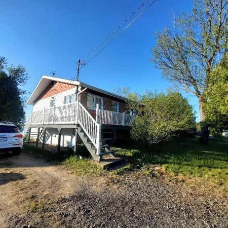 Peaceful Lakeside Bungalow on Lac à la Tortue