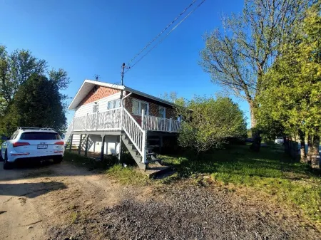 Peaceful Lakeside Bungalow on Lac à la Tortue