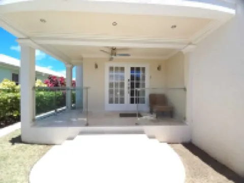 Roomy Lower 3 Bedroom West Coast Property with Pool Hotéis em Mount Standfast