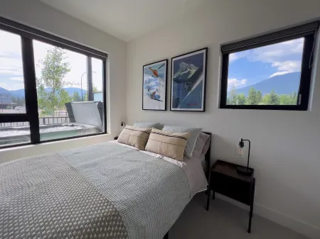 2br w/ private hot tub - 5 min from Revelstoke Mountain Resort!