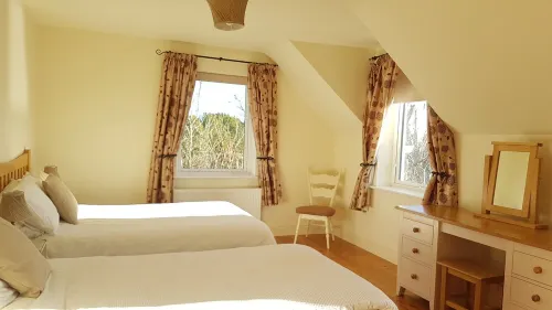 Beautiful lake side cottage in the heart of Connemara