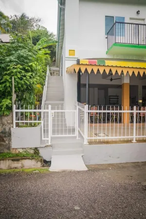 Francein's 1BR Apartment Suites Spencer Отели в г. Мику