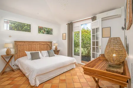 Spacieuse Villa de Luxe de 5 Chambres Avec Piscine Privée et vue mer Отели в г. Ле Франсуа