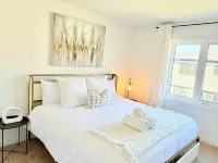 Newly Built 3-bedroom house with WiFi, Parking and AC 15 mins to the Falls Hotels in Thorold