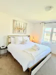 Newly Built 3-bedroom house with WiFi, Parking and AC 15 mins to the Falls
