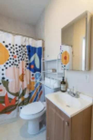 Quiet neighborhood and Walking destination to Downtown Salem