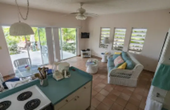 Grace Bay Beach 7Acre Resort: Guesthouse Ocean Views+Pool+Oceanfront+Lush Garden