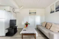 Quite and Convenient 1 Bed 1 Living Fiber Gig WiFi/AC/Parking/Near YVR