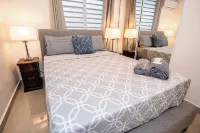 Spacious Retreat with Private Jacuzzi and Tropical Patio - 露台