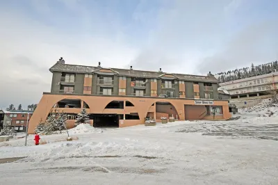 Indoor pool & hot tub. Beautiful 2 bedroom condo within 3 min walk to village. Hotel in zona Big White Ski Resort