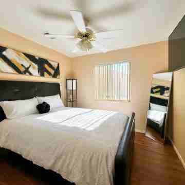 Spacious 4BR Family Retreat: King bed, WI-FI & Parking Rooms