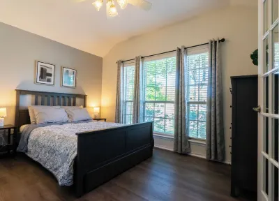 Serene 4-Bedroom House with BBQ, 5-TVs in McKinney Facing Park & Pond Sleep 12 Encore Wire附近的飯店