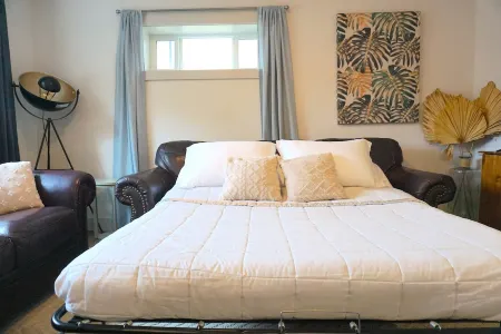 1 King bed + SofaQueen, Entire suite, By the Beach, Casino, Arena, kids parks. Отели в г. Оканаган-Симилкамин