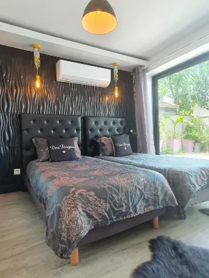 Beautiful architect-designed house with swimming pool, sauna, hammam... Hotels near Chateau Pape Clement