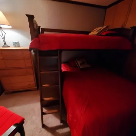 3bd/2ba Summit Condo Close to Village and on shuttle route.