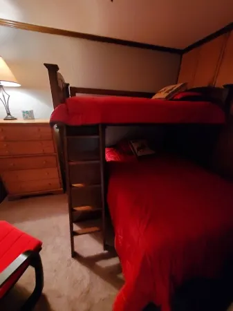 3bd/2ba Summit Condo Close to Village and on shuttle route.