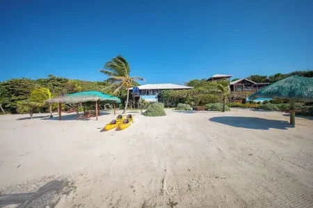 Coral Beach Retreat – Private Beachfront Escape Отели в г. First Bight