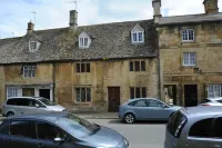 Pitchers is a Grade 11 Cotswold Stone House in the centre of Chipping Campden.
