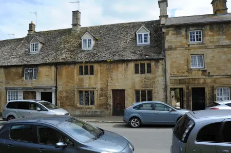 Pitchers is a Grade 11 Cotswold Stone House in the centre of Chipping Campden.