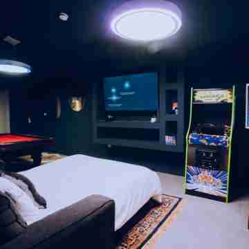 Private villa with pool & gameroom near Eagle Beach Rooms