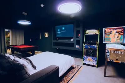 Private villa with pool & gameroom near Eagle Beach