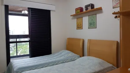 Apt. High standard on the Riviera; 200m from the beach; Air conditioning; 3 bedrooms/2 suites. Отели рядом с достопримечательностью «Praia Bertioga»