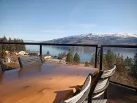 Stunning lakeview chalet in heart of the Okanagan! Hotels in Peachland