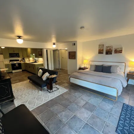 New listing! Modern ski retreat 2min to skiing! Dog friendly! 4bed3bath hottub