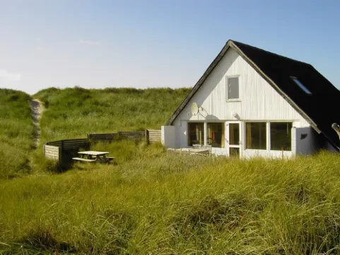 House with a luxurious location in the dunes only 75 meters from North Sea waves