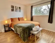 Spacious 4-BR Home near Jasper! Hotel dekat Rock Lake Provincial Park