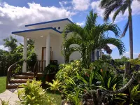 GECKO "POOL SIDE" BUNGALOW--Boutique Resort --Stunning Pool-- Airport Shuttle!