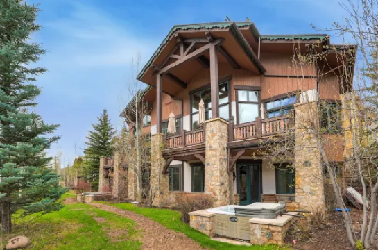 Refined 5 Br Private Home with Private Hot Tub