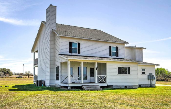 Spacious Texas Getaway w/ Fire Pit & Pond!