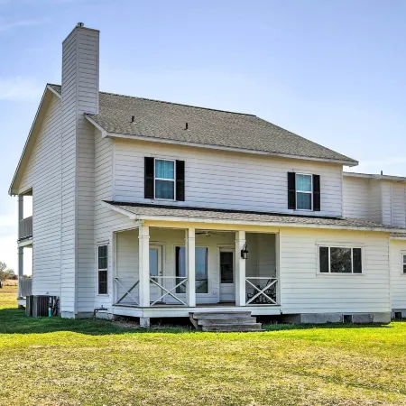 Spacious Texas Getaway w/ Fire Pit & Pond!