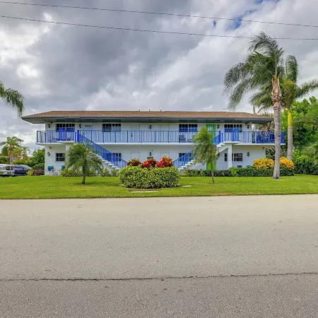 Cozy Singer Island Condo: Walk to Beach & Marina!