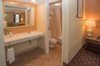 Colonnade Inn Hotels in Burke