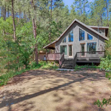6 Mi to Mt Union: Peaceful Cabin w/ Deck