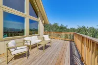 Deck + Views: Scenic Yosemite Lakes Retreat