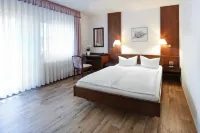 Waldhotel Bächlein, Inh. Georg Jung e.K. Hotels in der Nähe von Lidl