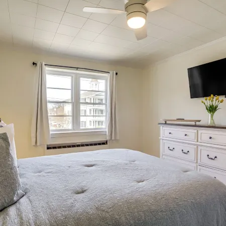 Cambridge Apt in Walkable Neighborhood