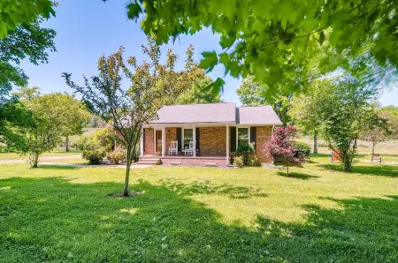 New- Tranquil & Gorgeous Countryside 3Br/2Bath Home on 1 Acre - 20 Min from Nashville!