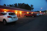 Caboose Motel - parking