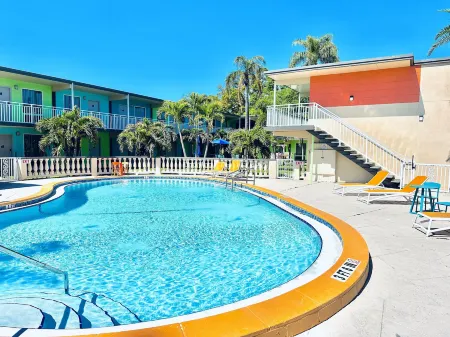 Tropical Inn & Suites, Downtown Clearwater Отели рядом с достопримечательностью «Клируотер Кантри Клаб»