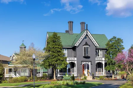 Inn at Woodhaven-in the Heart of the Bourbon Trail-over 12 Distilleries Nearby Отели рядом с достопримечательностью «T3»