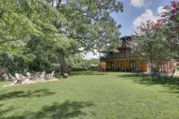3 Mi to Great Smoky Mtn NP Riverfront Retreat - spa