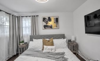 Modern Luxury Amenities Near Woodfield Mall 2 Bedroom Home by RedAwning