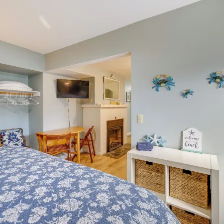 House w/ Hot Tub & Deck - Walk to Seaside Beach!