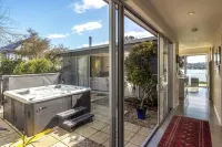 Bonnie Doon l Be My Guest Waiheke