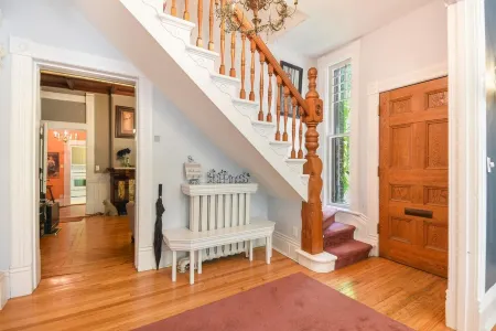 Why rent a brick and glass box when you can step back in time to the late 1800s? Отели рядом с достопримечательностью «King's Lock Craft Distillery»