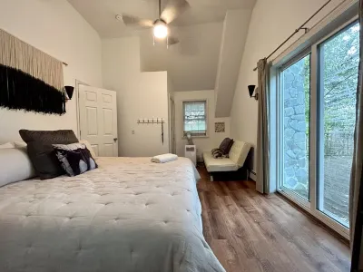 Storybook House in Prime Catskills Location 5 Min to Town/10 Min to Hudson River Hotels near Saugerties / Woodstock KOA Journey